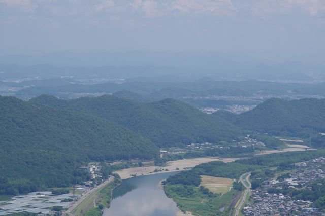 長野県方面に連なる大きな山々。