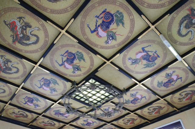 天井には麒麟が描かれています。