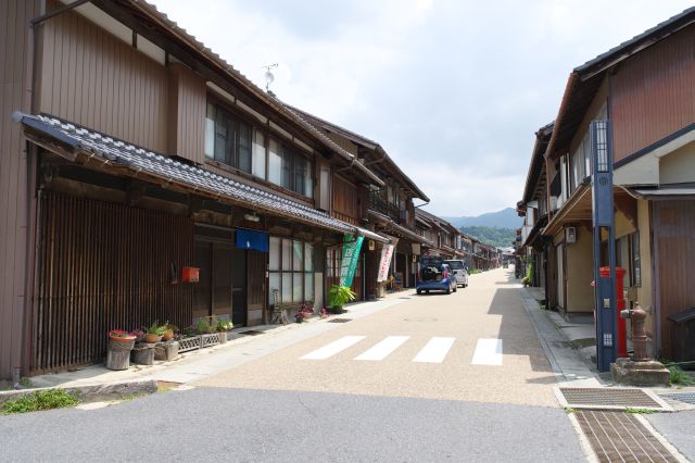 岩村駅から徒歩約5分、伝統的な情報あふれる通りが現れます。