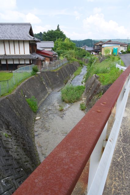 岩村川の心地よい水の音、水の流れ。下流方面は傾斜具合が分かります。