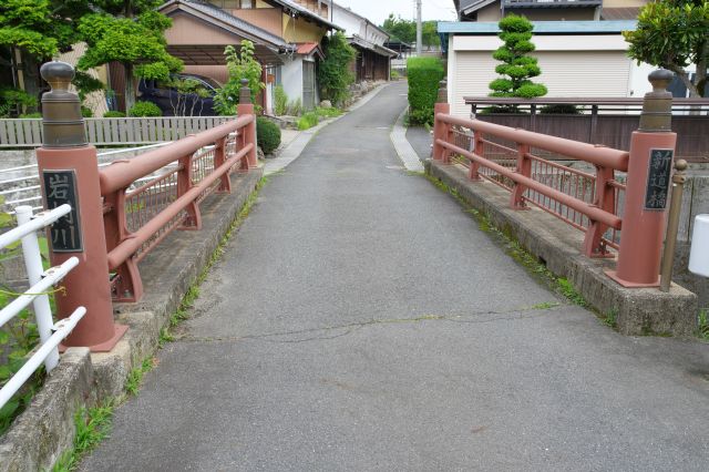 岩村川の橋を渡ります。
