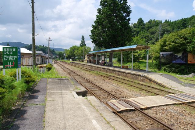 列車が去り静まり返った岩村駅、空気がきれいです。構内踏切を挟んで斜めに向き合うホーム構造です。