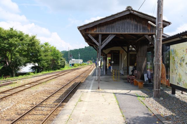 田舎らしい落ち着いた駅の雰囲気、木製の屋根が歴史を感じさせます。