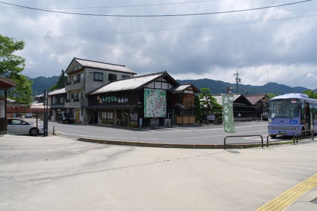 駅前は広場になっていて途中駅の中で最大規模です。数分歩くと伝統的な町屋が続く岩村本通りがあります。