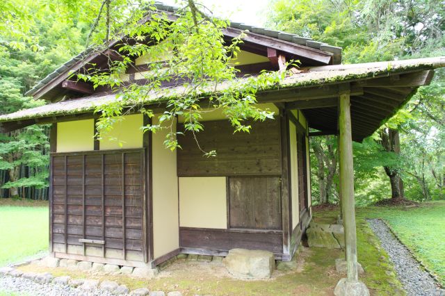 木造の素朴な建物です。右には教育者である下田歌子の像があります。