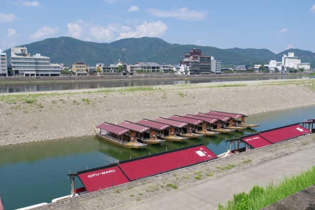 長良橋の南東側、長良川には鵜飼の遊覧船が停泊しています。