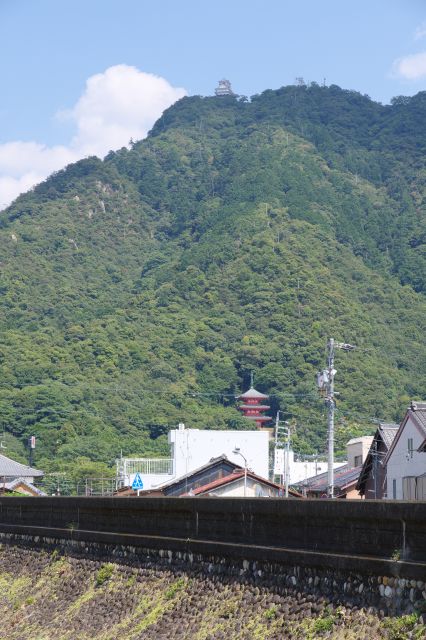 金華山と岐阜城の天守が見えます。