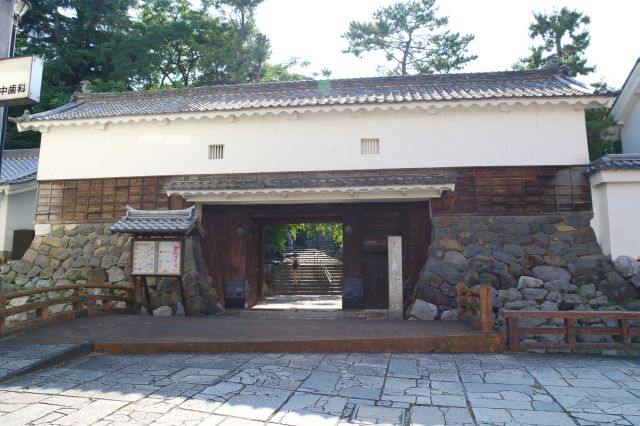 幅広い東門は柳口門を移築したもの。