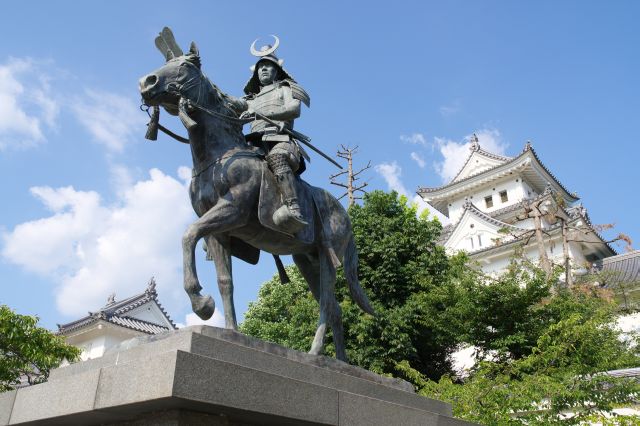 城西広場には治水に尽力した戸田氏鉄の像があります。