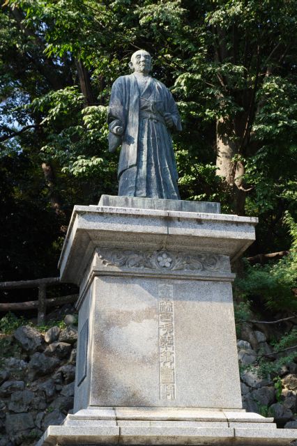 明治時代に治山治水に捧げた金森吉次郎の像があります。