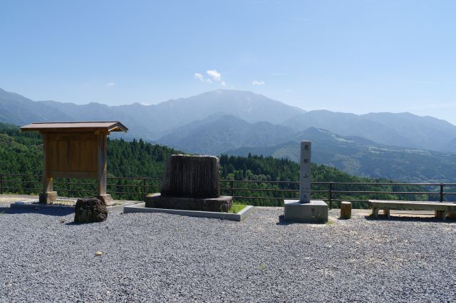恵那山など眺望が良く、馬籠ゆかりの碑が集まる展望台でした。