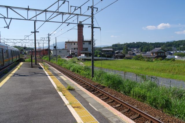 ホームの名古屋方面へ。右側の草地や点在する住宅街がリニア駅設置予定地です。