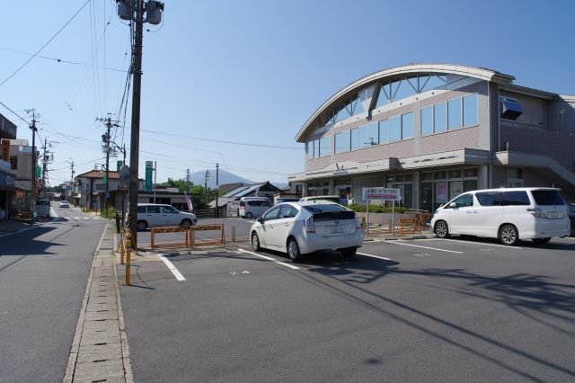 大きな建物は東美濃農協坂本支店。