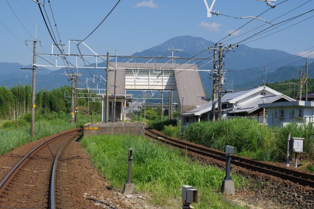 踏切から見た駅方面と恵那山。リニア駅になる面影は感じられません。
