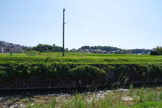 川越しに南側を眺めるとリニア駅の予定地。現在は広い畑になっています。