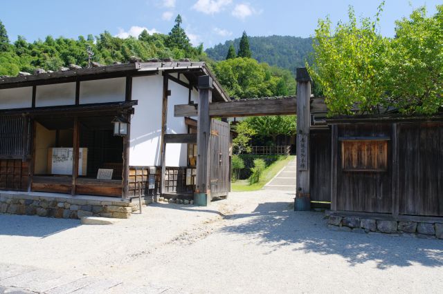 妻籠宿本陣は江戸時代後期の間取り図から復元された大名などの宿泊所。島崎藤村の母の生家。