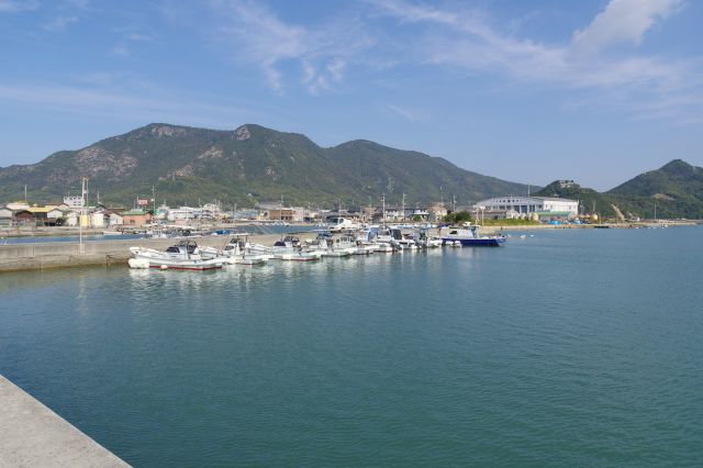 漁港の先には大きな山並。