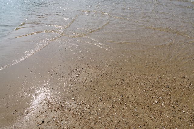 砂を水が乗り上げ完全に湿っています。