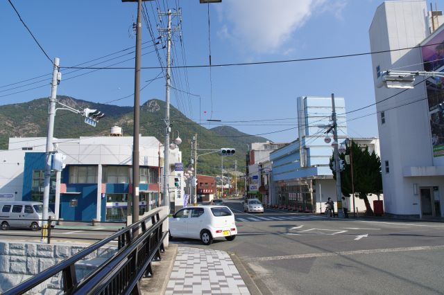 永代橋周辺、島ながら県道は車どおりが多い街中という感じです。