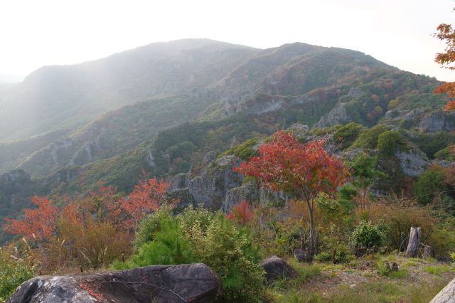 右側を向くと岩肌が見える大きな山並の風景。