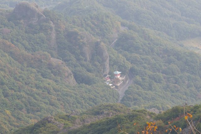 眼下の切り立った岩場に清見寺奥之院仏ケ滝があります。