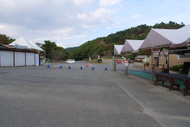 売店を抜けると駐車場、右には1億円のトイレがあります。