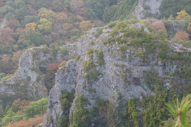 ダイナミックな険しい岩場の風景。