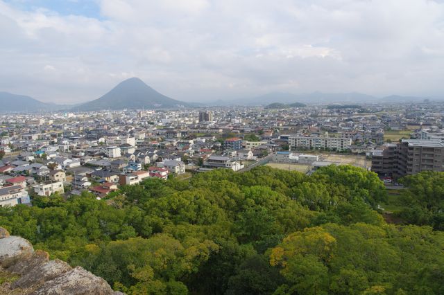 讃岐冨士こと飯野山が見えます。きれいな形です。