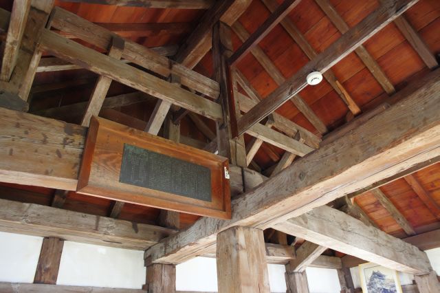 天井のダイナミックな梁の木組み。1950（昭和25年）の修理の銘板があります。