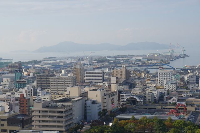 丸亀駅周辺。奥は広島という島だと思われます。
