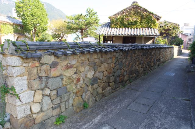 路地側から見た石塀が連なる風景。