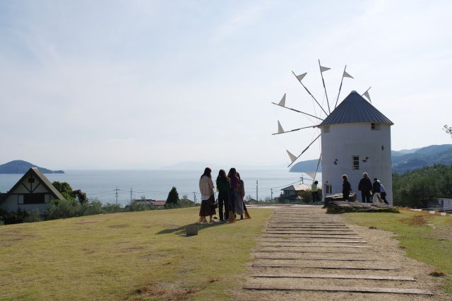 ギリシャ風車へ。温暖で開放的な海や空、静かで穏やかで心地よい場所です。