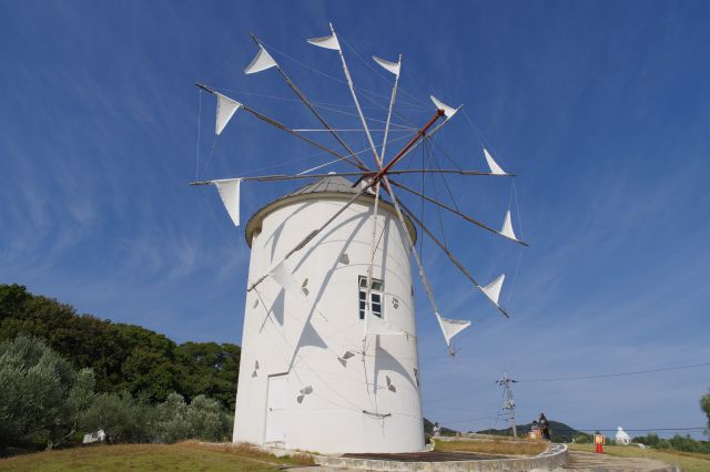 シンボルのギリシャ風車が良い雰囲気。