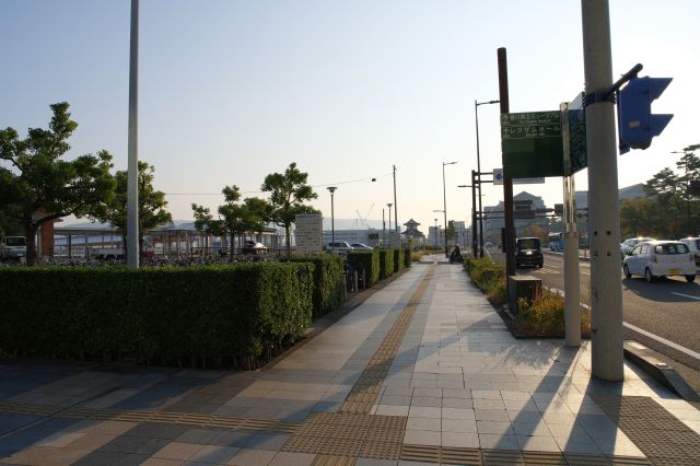 高松城沿いの水城通り、左側に桟橋が見えます。