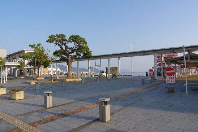 サンポート高松として再開発され新しく整備された雰囲気のきれいな高松港。