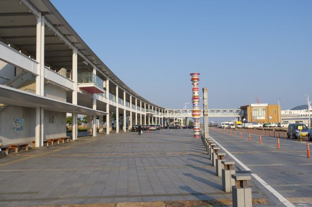 開放感のあるきれいな高松港。高松駅からデッキが繋がっています。