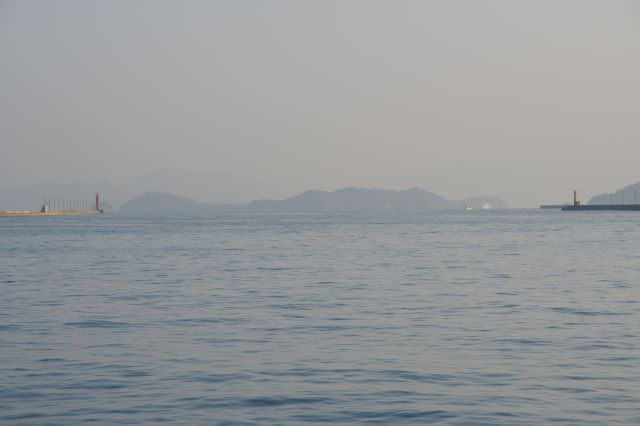 左奥に連なる瀬戸内海の島々。