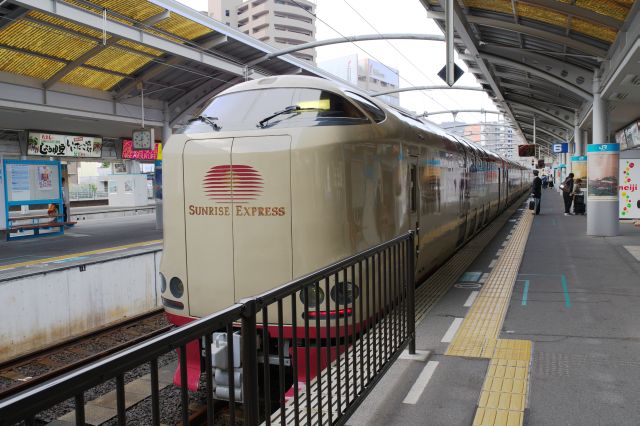 高松駅6番線、サンライズ瀬戸が止まっています（これに乗ってきました）。