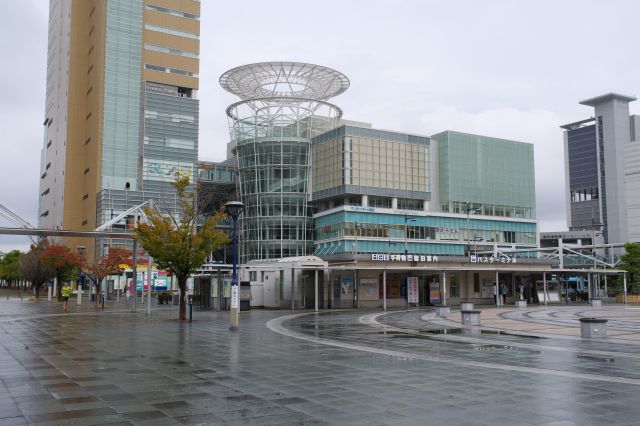 広場左手にはサンポートホールなどの商業施設があります。