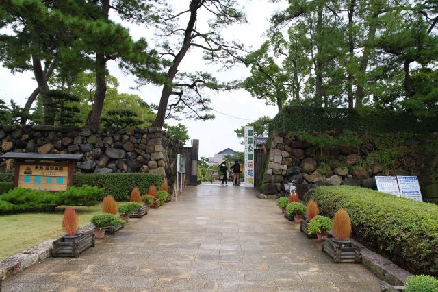 玉藻公園として整備されている高松城。右手にはことでんの高松築港駅があります。石垣と松が立派な西門から入ります。