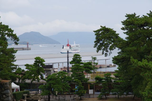 瀬戸内海の島々や行き交う船が見え、海城という感じがします。
