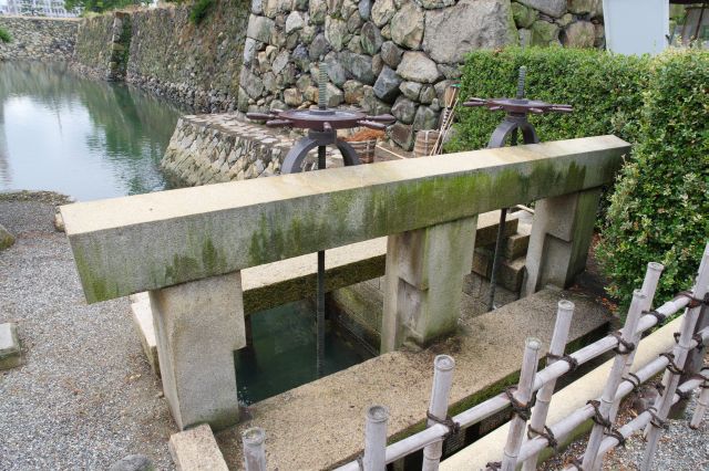 堀の突き当りの水門。現在も道路の下をくぐり瀬戸内海と繋がっており、堀が完全に海水なのは高松城だけ。