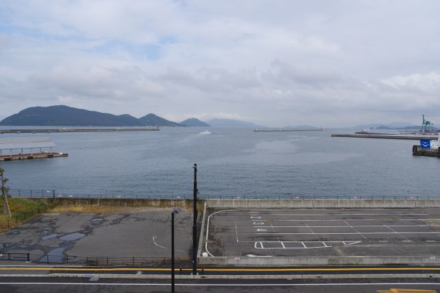 北側の眺望、瀬戸内海に女木島、男木島、豊島、小豊島。涼しい風、船の音、海のお城という感じ。