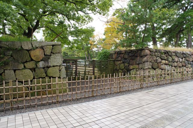 東の丸だった所に香川県県民ホールレクザムホールがあり、そこにも石垣が見られます。