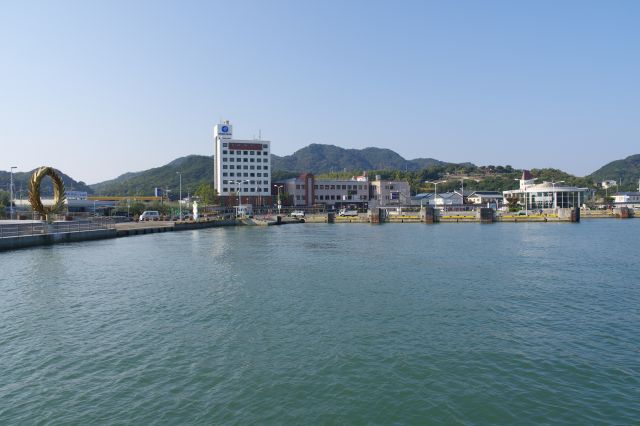 小豆島の玄関口、開放的な港の風景です。