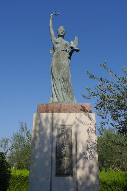 オリーブの女神像。