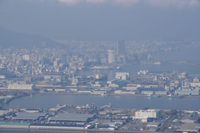 高松の玄関口の高松駅、高松港周辺の風景。高松シンボルタワーと横のホテルが目立ちます。