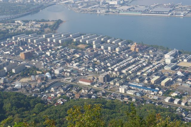 屋島眼下には住宅街が広がります。