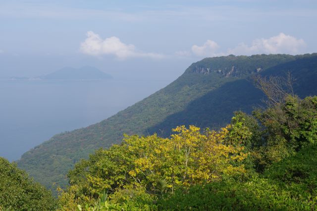 屋島の北嶺も大きな台地の山でなだらかな斜面が見られます。