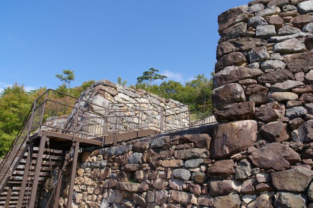 城門部分は高さ2.5mにあり、梯子などをかけていたという。下には排水路があります。